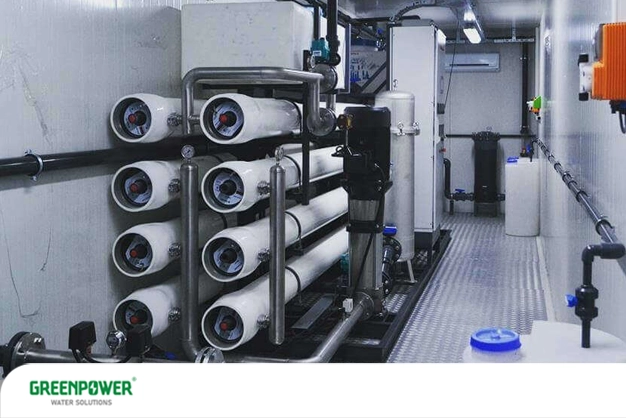 سیستم اسمز معکوس صنعتی مجهز به ممبران‌های فشار بالا برای کاهش سختی آب بویلر و تولید آب با خلوص مناسب جهت استفاده در دیگ‌های بخار و فرایندهای صنعتی.