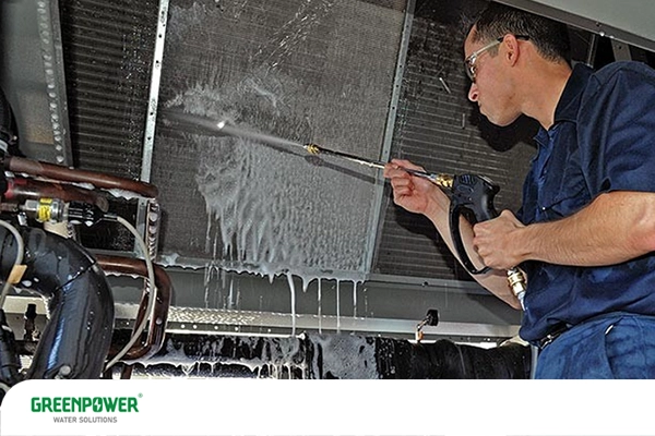 در این تصویر نگهداری و سرویس کندانسور نشان داده میشود تا به فرق کندانسور با اواپراتور بپردازیم.