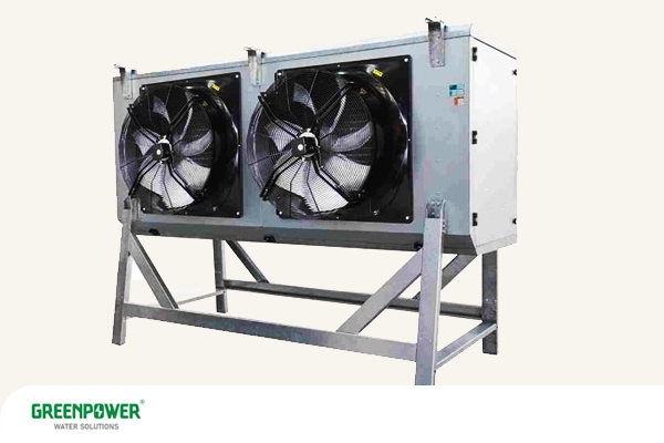 تصویر اواپراتور هوایی در سیستم تبرید صنعتی؛ نمونه‌ای از انواع اواپراتور چیست با فن‌های محوری برای خنک‌سازی و تهویه سردخانه