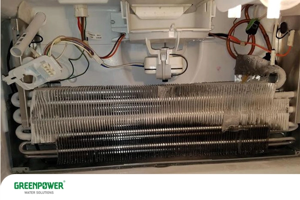 نمای نزدیک از اواپراتور چیست در یخچال خانگی با یخ‌زدگی روی لوله‌ها و پره‌ها برای توضیح عملکرد و اهمیت نگهداری در سیستم تبرید