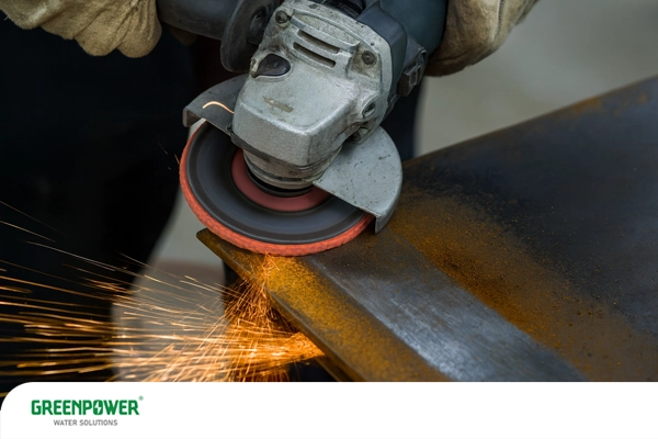 رفع زنگ زدگی آهن با روش های مکانیکی در این تصویر نشان داده میشود.