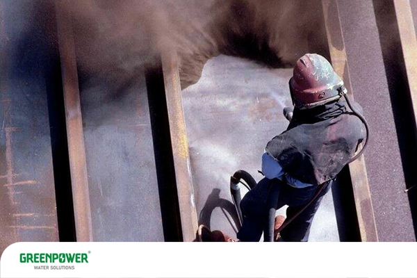 یکی از روش های از بین بردن زنگ زدگی آهن، سند بلاست که در تصویر نشان داده میشود.