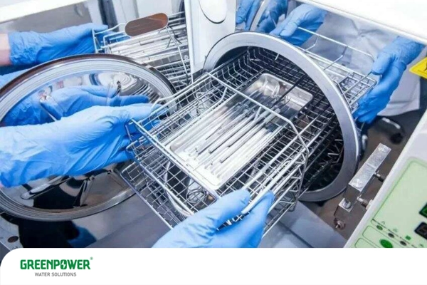 در این تصویر استفاده از روش شیمیایی برای از بین بردن زنگ زدگی آهن نشان داده شده است.