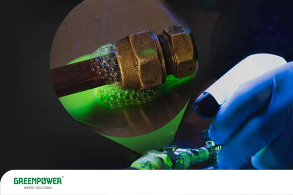 تشخیص نشتی گاز مبرد با نور UV روی اتصال لوله مسی؛ نمای نزدیک حباب‌های نشتی زیر نور فرابنفش در تست سیستم‌های سرمایشی 