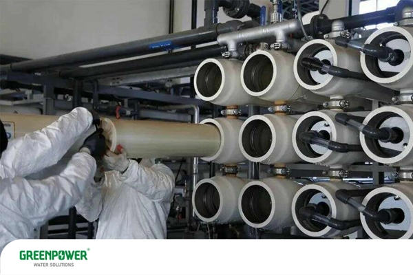 تصویر مراحل نحوه تعویض فیلتر ممبران صنعتی در سیستم تصفیه آب اسمز معکوس (RO)، شامل جداسازی و نصب مجدد المنت‌های ممبران توسط تکنسین‌ها