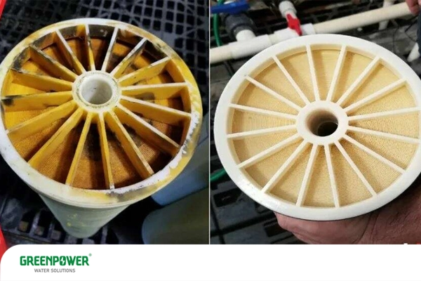 تصویر مقایسه‌ای از فیلتر ممبران صنعتی قبل و بعد از تمیزکاری برای نشان دادن نشانه‌های خرابی فیلتر ممبران صنعتی بر اثر گرفتگی و آلودگی در سیستم تصفیه آب