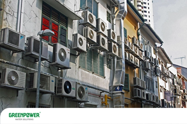 مقایسه سیستم تهویه مطبوع مستقل و مرکزی مقایسه سیستم تهویه مطبوع مستقل و مرکزی نمای بیرونی ساختمان با تعداد زیادی کولر گازی دیواری؛ نمونهای از استفاده از سیستم تهویه مطبوع مستقل در مقابل سیستم تهویه مرکزی در پروژههای شهری – گرین پاور واتر سولوشن