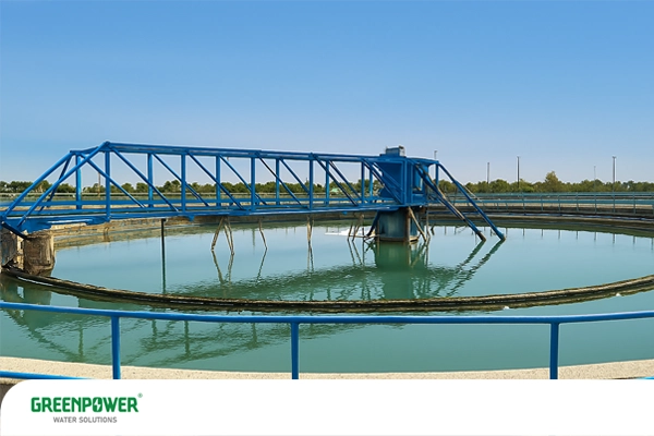 نمایی از کلاریفایر در تصفیه‌خانه آب – پاسخ به سؤال کلاریفایر چیست و نقش آن در حذف ذرات معلق و شفاف‌سازی آب