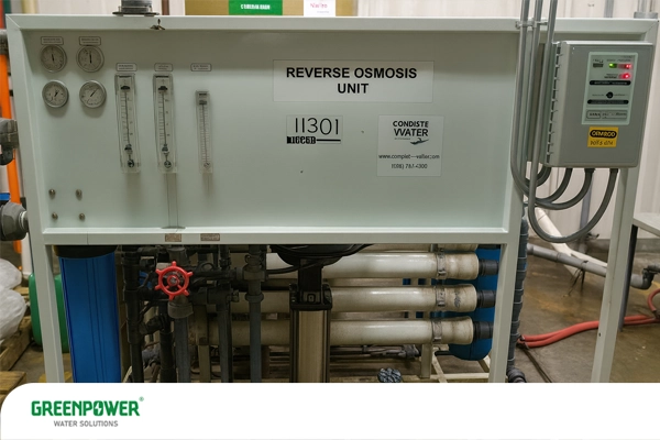 نمای نزدیک از دستگاه اسمز معکوس در سیستم تصفیه آب صنعتی، مربوط به مراحل عیب‌یابی و کنترل عملکرد فیلترها و پمپ‌ها