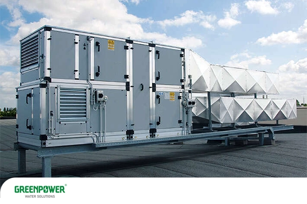 تصویری از یک دستگاه هواساز صنعتی نصب‌شده بر روی پشت‌بام، برای توضیح اینکه هواساز چیست و چه نقشی در تأمین و تصفیه هوای تازه در سیستم تهویه مطبوع دارد.