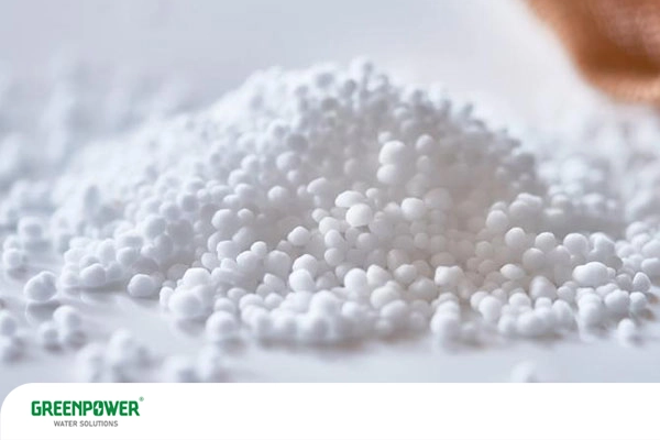 پودر و گرانول سفید حاصل از فرایند سیستم تصفیه ZLD روی سطح سفید.