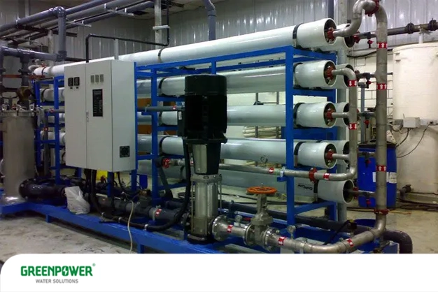 دستگاه تصفیه آب صنعتی RO با ممبران‌ها و پمپ فشارقوی، مناسب برای توضیح تفاوت دستگاه تصفیه آب صنعتی با تصفیه پساب صنعتی.