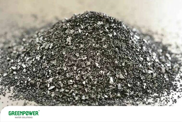 نمایی از توده‌ای گرانولی و براق از کربن فعال در تصفیه آب که برای حذف آلاینده‌ها و بهبود کیفیت آب به‌کار می‌رود
