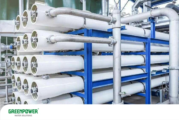 نمایی از یک سیستم اسمز معکوس صنعتی شامل مجموعه‌ای از ممبران‌های استوانه‌ای و لوله‌کشی استیل، که برای نشان‌دادن تفاوت دستگاه تصفیه آب صنعتی با تصفیه پساب صنعتی در ابعاد، طراحی و نوع فرآیندها به‌کار می‌رود.