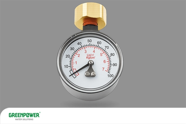 تصویر یک گیج فشار مورد استفاده در سیستم تصفیه آب که دچار خرابی گیج تصفیه آب شده و عقربه آن در محدوده نادرست قرار گرفته است؛ گیج دارای بدنه فلزی و اتصال برنجی در بالای آن است.