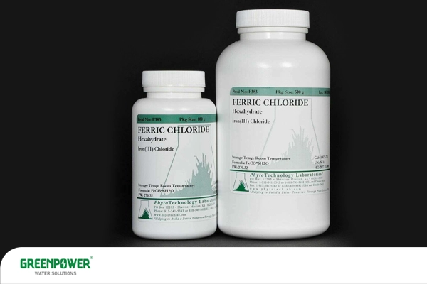 تصویر بطری‌های آزمایشگاهی حاوی کلروفریک برای تصفیه آب، با برچسب Ferric Chloride و لوگوی شرکت GreenPower Water Solutions