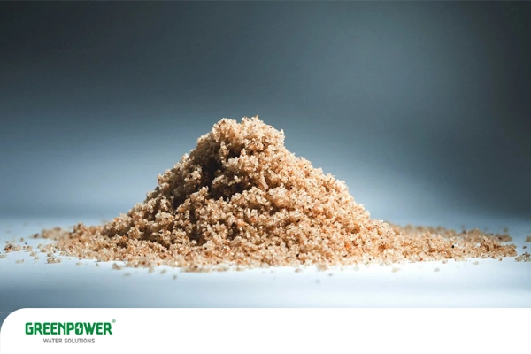 تصویری از دانه‌های سیلیس طبیعی که به‌صورت توده‌ای روی سطح قرار گرفته‌اند؛ نمایانگر کاربرد سیلیس در تصفیه آب برای بهبود فیلتراسیون و حذف ذرات معلق.