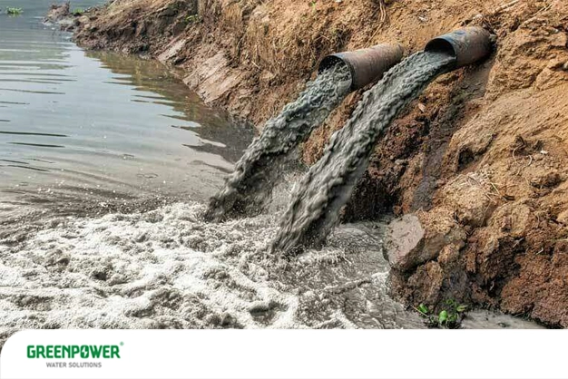خروج حجم زیادی از پساب تیره و غلیظ از دو لوله تخلیه‌ به داخل رودخانه؛ تصویری گویا از حضور عوامل آلوده‌کننده آب ناشی از فاضلاب و فعالیت‌های صنعتی.