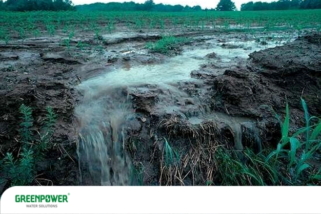 جریان گل‌آلود حاصل از رواناب زمین‌های کشاورزی که همراه با کود و مواد شیمیایی وارد آبراهه می‌شود؛ نمونه‌ای از تأثیر عوامل آلوده‌کننده آب ناشی از فعالیت‌های کشاورزی.