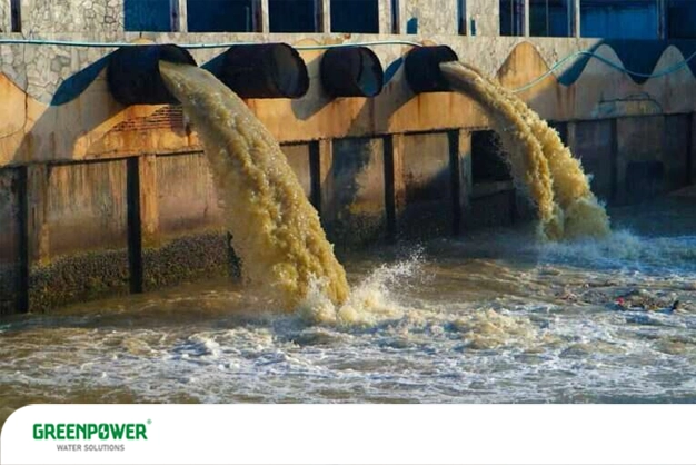 تصویر خروج پساب آلوده از لوله‌های تخلیه صنعتی به محیط، که نشان‌دهنده ضرورت تصفیه پساب صنعتی و بیانگر تفاوت دستگاه تصفیه آب صنعتی با تصفیه پساب صنعتی است.