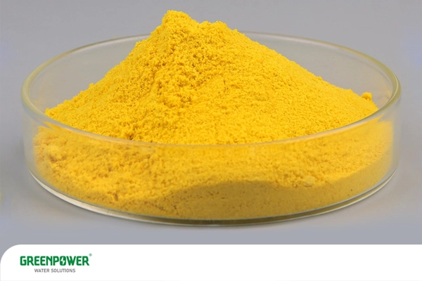 پودر زرد رنگ پلی آلومینیوم کلراید در تصفیه آب، مورد استفاده برای زلال‌سازی و حذف ناخالصی‌ها از آب آشامیدنی و صنعتی.