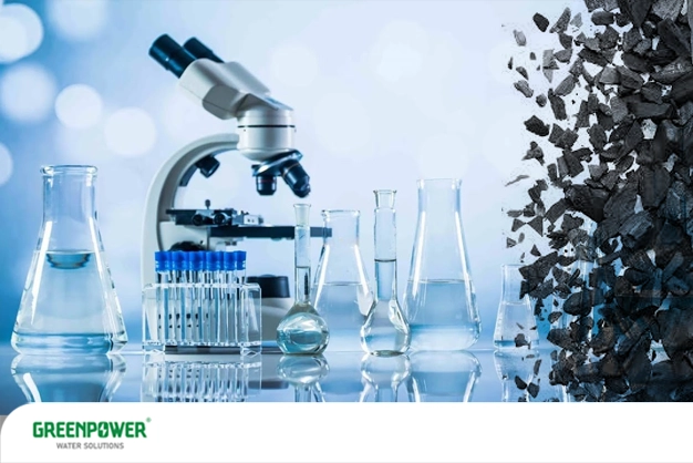 تصویر ابزارهای آزمایشگاهی شامل میکروسکوپ، ارلن و لوله‌های آزمایش در کنار ذرات کربن فعال، نشان‌دهنده بررسی علمی کاربرد کربن فعال در تصفیه آب و صنایع شیمیایی