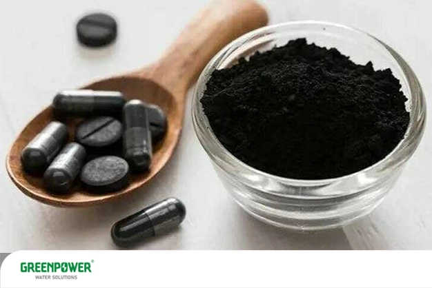 تصویری از پودر مشکی کربن فعال در ظرف شیشه‌ای و کپسول‌های حاوی آن، نشان‌دهنده کاربردهای مختلف از جمله کربن فعال در تصفیه آب