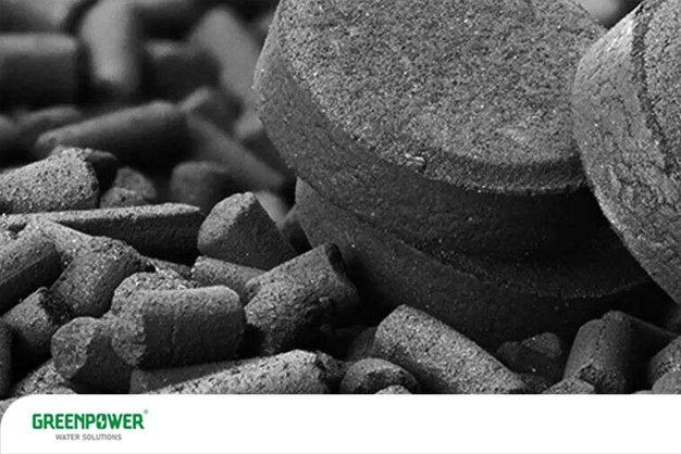 نمای کلوزآپ از قطعات و قرص‌های کربن فعال گرانولی که در فرآیند کربن فعال در تصفیه آب برای جذب آلاینده‌ها و بهبود کیفیت آب استفاده می‌شوند