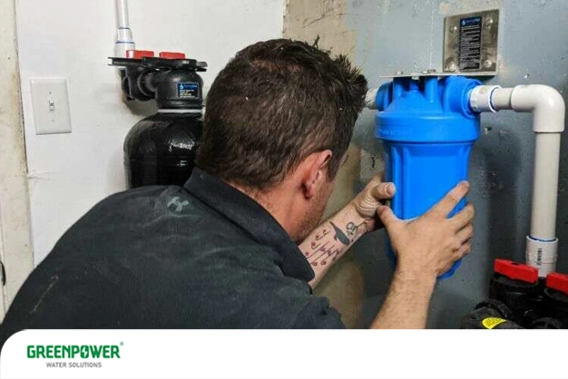 علت تلخی آب تصفیه علت تلخی آب تصفیه نصب و تعویض هوزینگ و فیلتر تصفیه آب توسط تکنسین؛ اقدامی مؤثر برای رفع علت تلخی آب تصفیه و بهبود کیفیت آب آشامیدنی