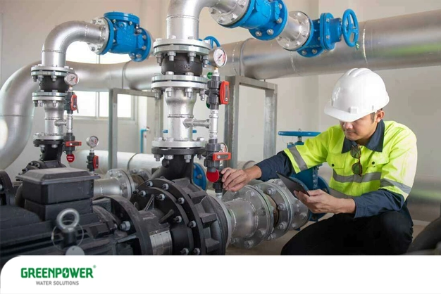 عیب یابی اسمز معکوس عیب یابی اسمز معکوس تکنسین در حال بررسی فشار و عملکرد تجهیزات یک واحد تصفیه آب برای عیب یابی اسمز معکوس و کنترل سلامت پمپها و لولهکشی سیستم RO