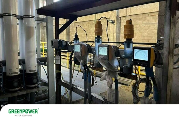 کنترل ph در تصفیه آب صنعتی کنترل ph در تصفیه آب صنعتی تصویر تجهیزات صنعتی شامل سنسورها و کنترلرهای دیجیتال اندازهگیری pH در یک واحد تصفیه آب، نشاندهنده فرآیند کنترل pH در تصفیه آب صنعتی توسط GreenPower Water Solutions.